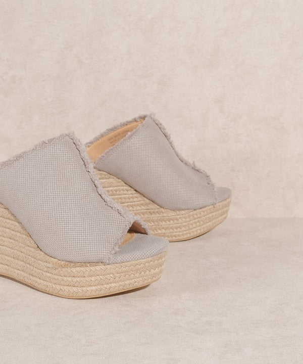 Distressed Linen Wedge - Bee Creek Apparel