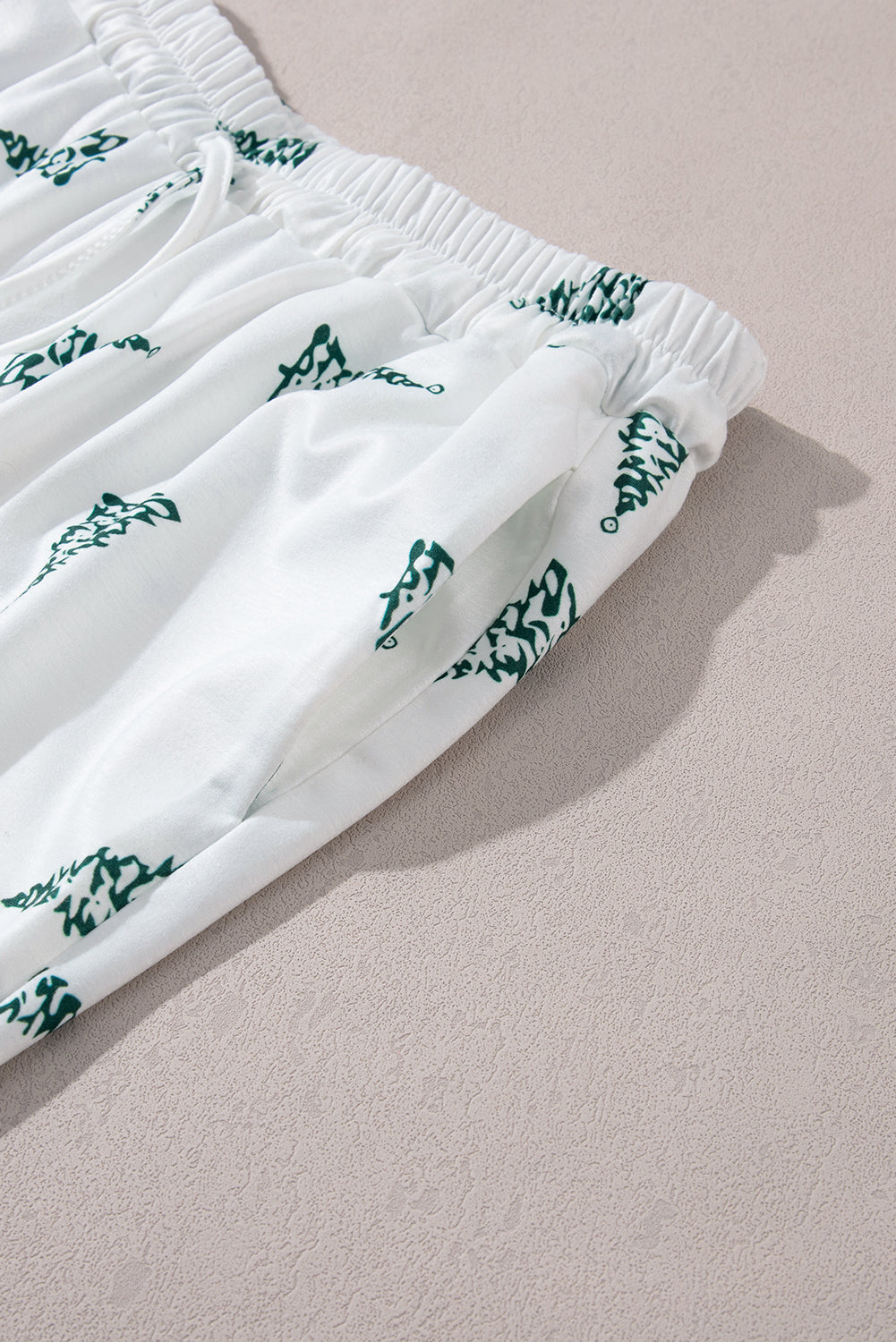 Green Christmas Tree Print Tee & White Pants Loungewear Set